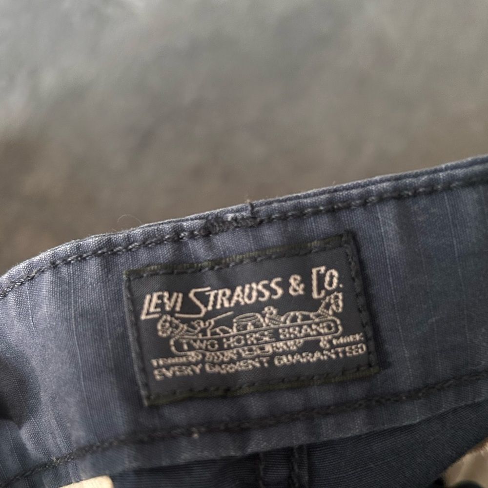 Men’s Levi cargo shorts - Picture 3 of 4